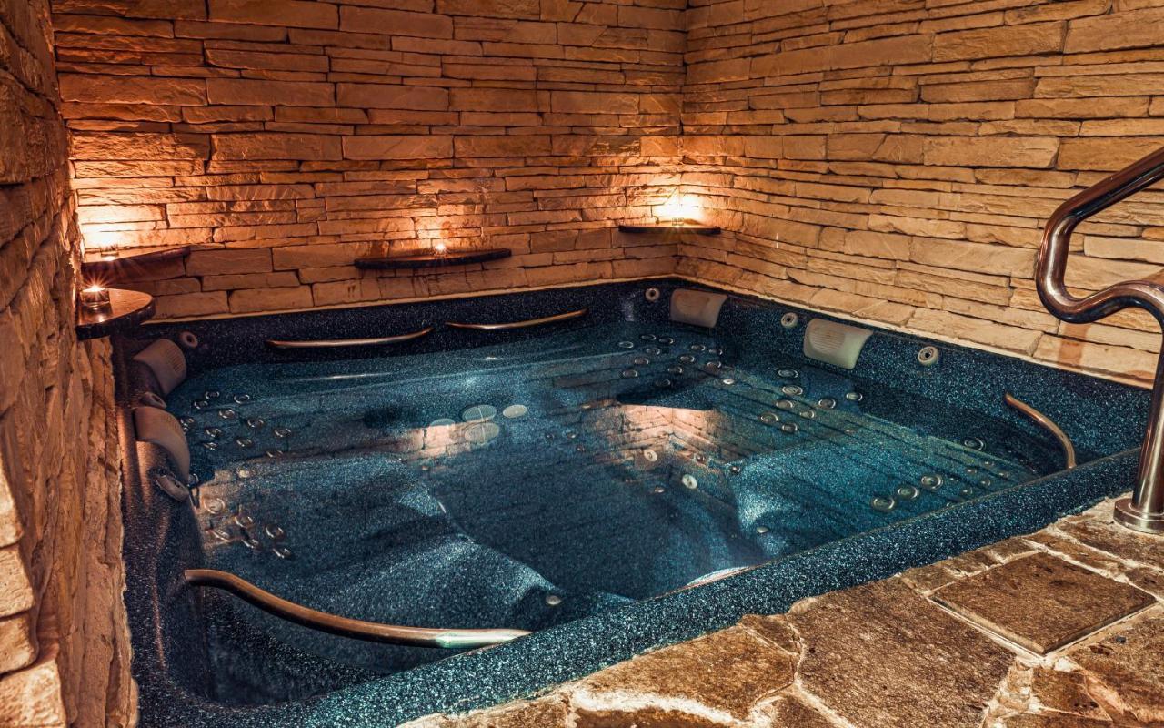 Hotel Horal Rožnov pod Radhoštěm エクステリア 写真