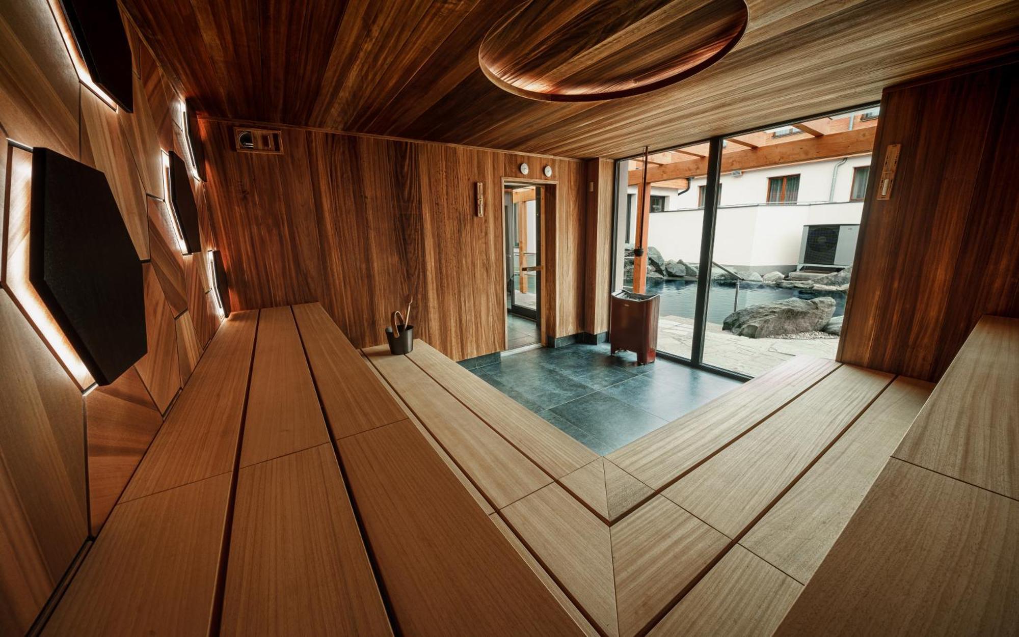 Hotel Horal Rožnov pod Radhoštěm エクステリア 写真