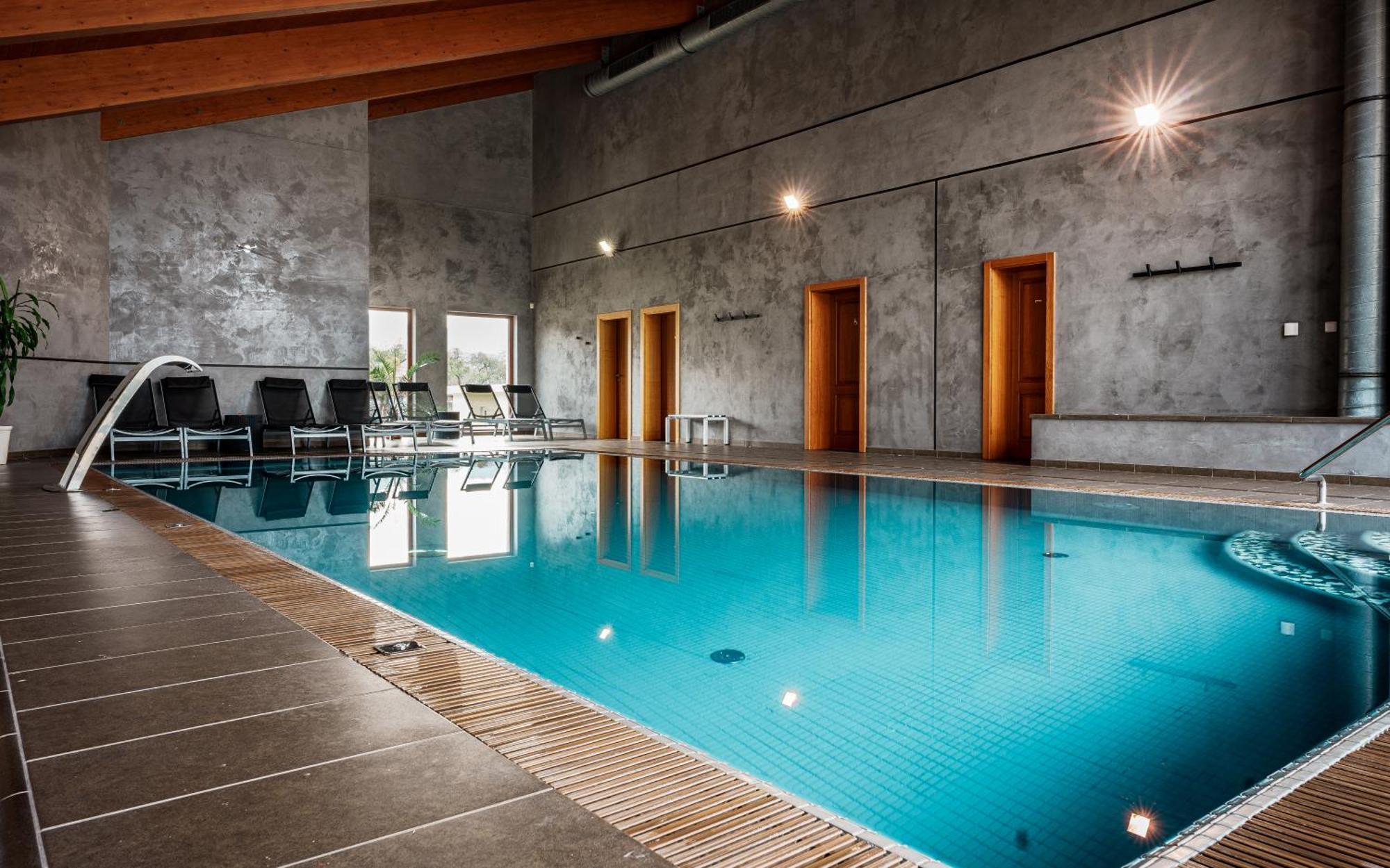 Hotel Horal Rožnov pod Radhoštěm エクステリア 写真