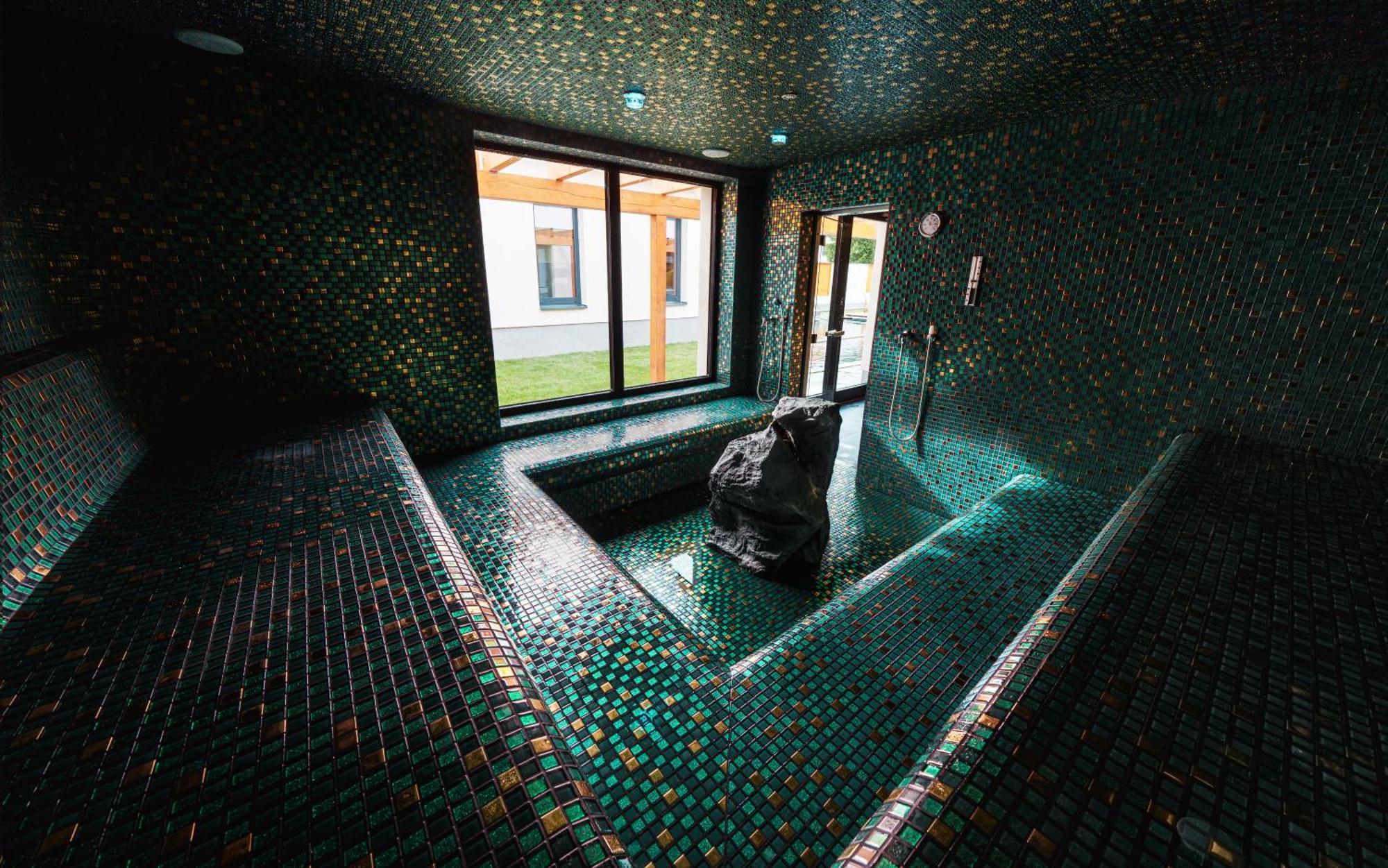 Hotel Horal Rožnov pod Radhoštěm エクステリア 写真