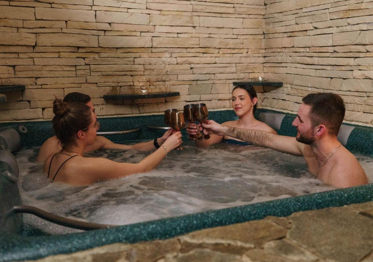 Hotel Horal Rožnov pod Radhoštěm エクステリア 写真