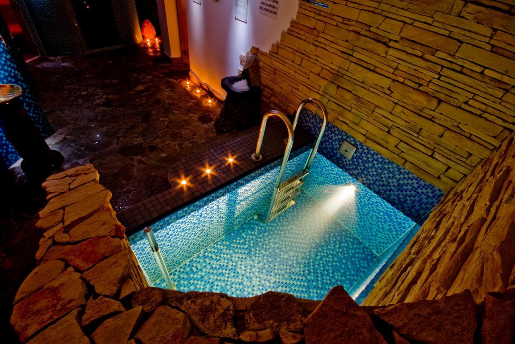 Hotel Horal Rožnov pod Radhoštěm エクステリア 写真